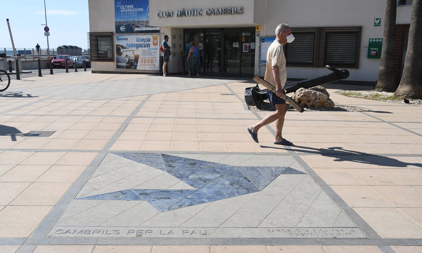 Imatge del memorial instal·lat al passeig marítim de Cambrils, aquest matí