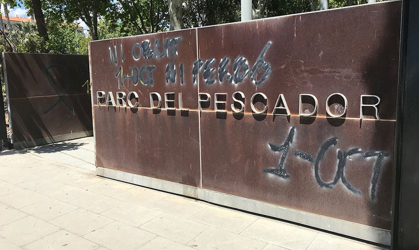 Pintades a una de les portes del parc del Pescador