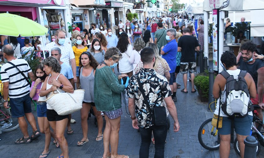 Gent al carrer Consolat de Mar, aquest estiu