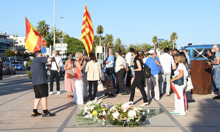 El grup de simpatitzants  de Vox que va participar a l'homenatge a les víctimes dels atemptats del 17 i 18 A, aquest passat dimecres