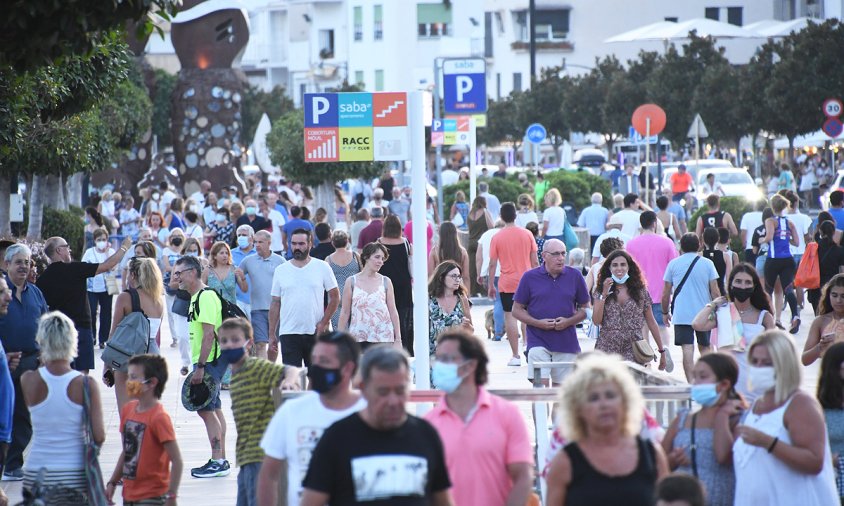 Gent al passeig marítim, aquest passat diumenge al vespre