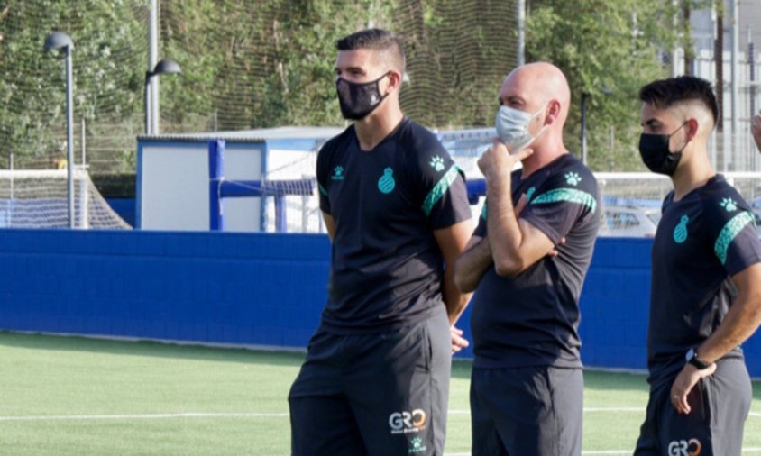 David Llobet, a la dreta de la imatge, amb l'entrenador Lluís Blanco, al centre, i l'entrenador de porters Àngel Morales, a l'esquerra de la fotografia