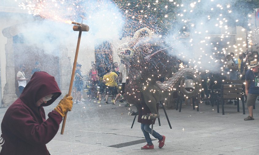 Imatge del correfoc infantil, dins la Nit del Foc, corresponent a l'any 2019, el darrer que s'ha celebrat