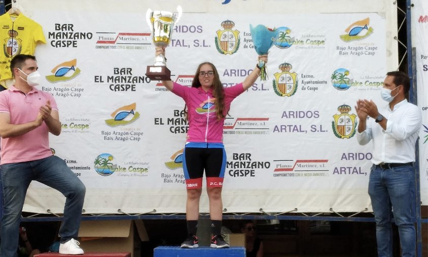 Raquel Martos dalt del podi final de la Vuelta del Bajo Aragón