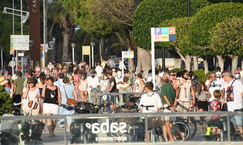 Gent passejant per la façana del port, aquest mes d'agost