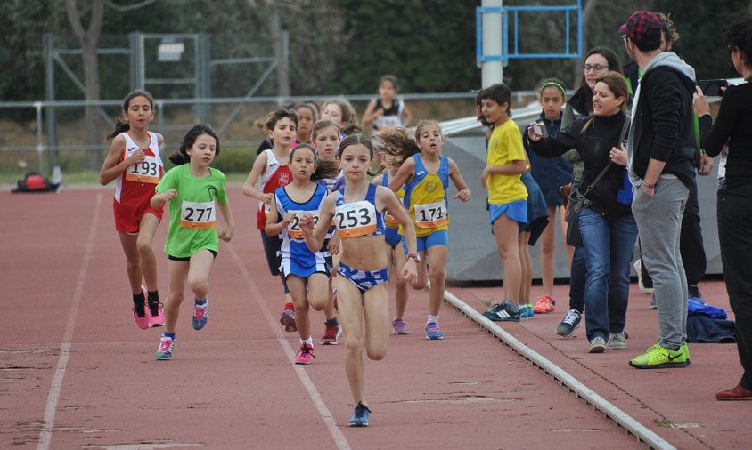 Imatge d'una de les proves que es van disputar a la pista d'atletisme de Cambrils el passat cap de setmana