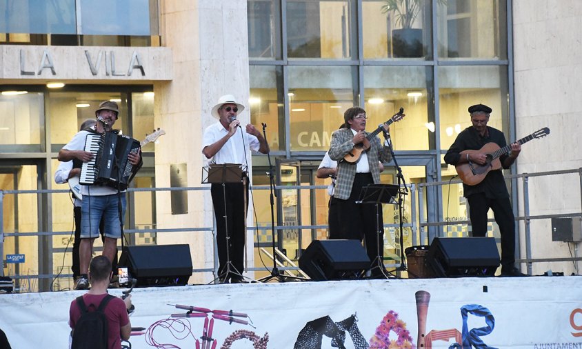 Els Quicos, ahir, dalt de l'escenari de la plaça de l'Ajuntament on van fer el Pregó de la Festa Major de la Mare de Déu del Camí