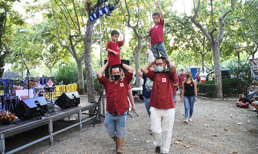 Els Xiquets de Cambrils van fer una entrada a plaça duent tres joves castellers a les espatlles