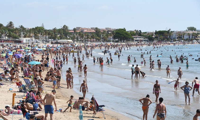 Aspecte de la platja del Regueral plena de banyistes, a meitats d'aquest passat mes d'agost