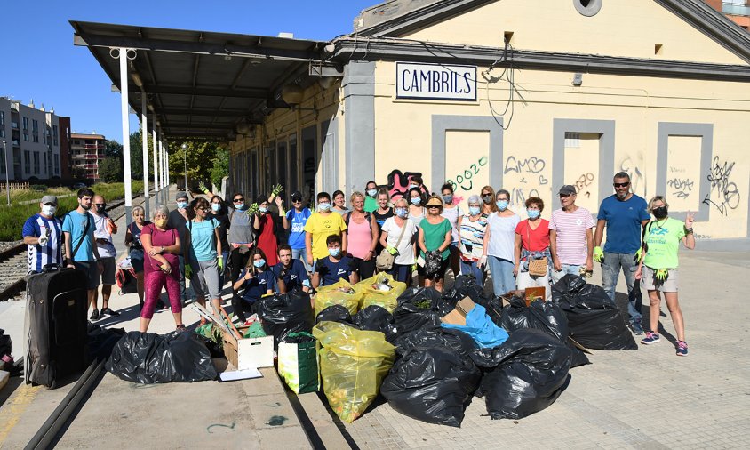 El grup de voluntaris que van participar en la neteja amb els sacs de deixalles recollides al voltant de l'antiga estació