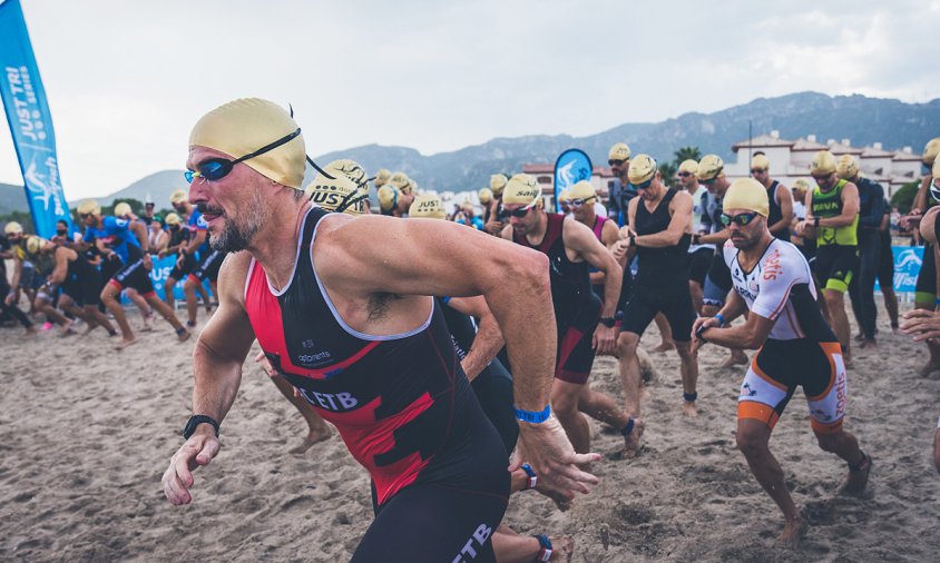 La sortida de la Triatló de l'Hospitalet de l'Infant es va fer des de la platja de l'Arenal