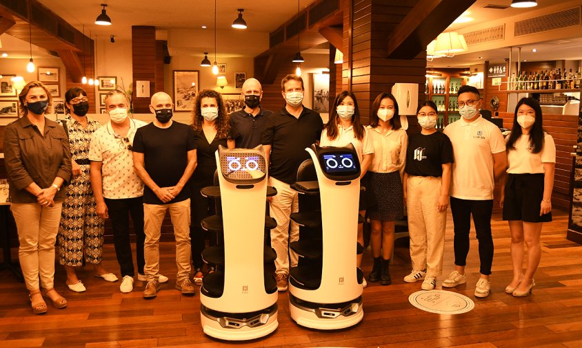 Foto de família dels assistents a la presentació dels robots al restaurant El Pòsit, aquest passat divendres