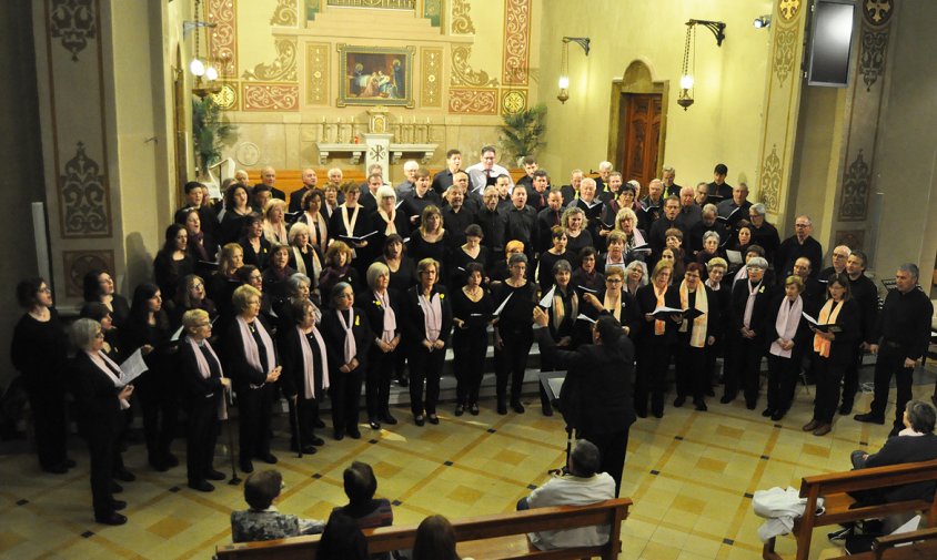 Actuació conjunta de les quatre corals que van participar al concert Roda Corals a l'Ermita, aquest passat diumenge a la tarda