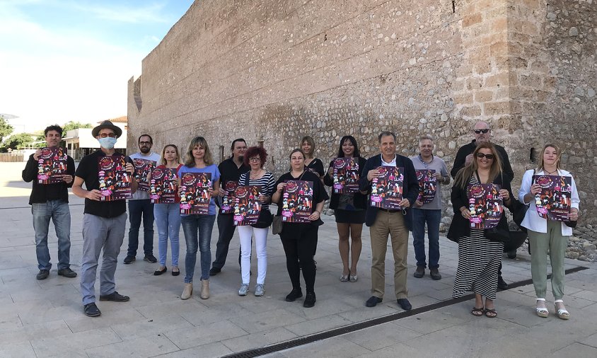 Fotografia de grup dels participants amb els representants municipals