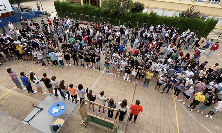 Celebració amb l'alumnat de secundària, al pati de l'edifici Vedruna