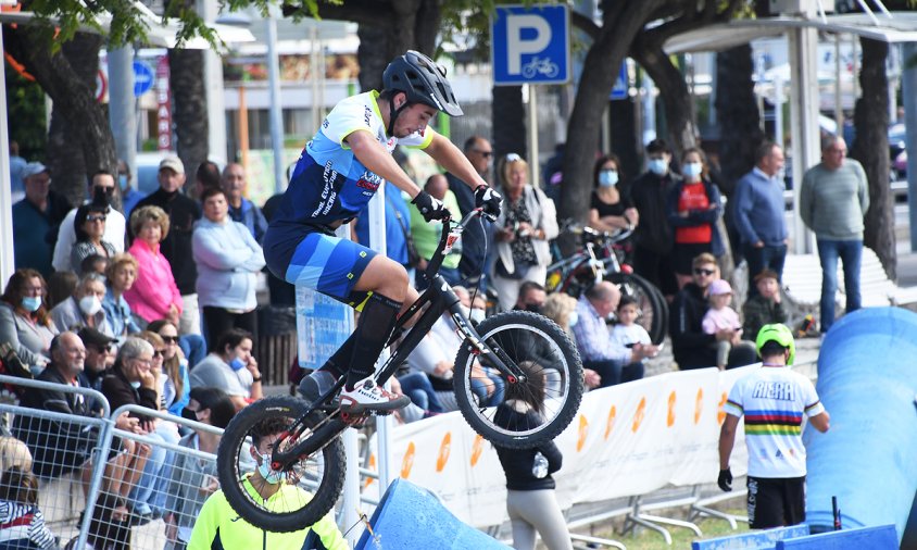 Un moment de la competició de la Copa d'Espanya de Trial en Bicicleta, ahir, a la platja del Regueral