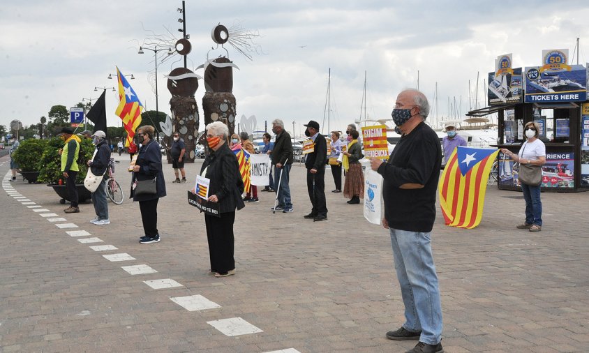 Concentració de les Àvies i Avis per la independència, ahir al migdia, al Port