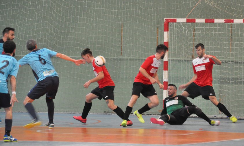 Un moment del partit disputat entre el Mediterrani i el Futsal Valls, el passat dissabte a la tarda