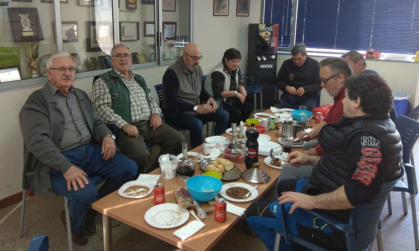 Imatge d'alguns dels tiradors que van competir a la tirada durant l'esmorzar previ