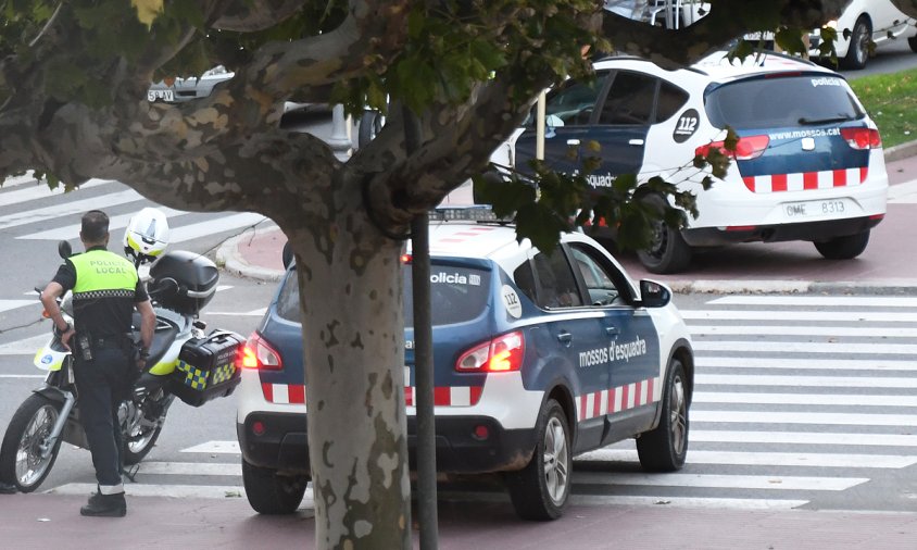 Vehicles policials i agents en una imatge d'arxiu