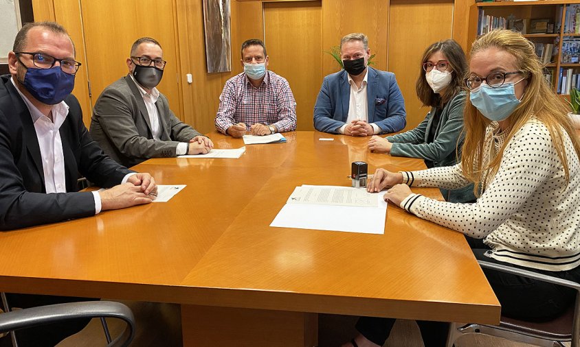 Moment de la signatura del crèdit per a afrontar les obres de remodelació de la Rambla de Jaume I