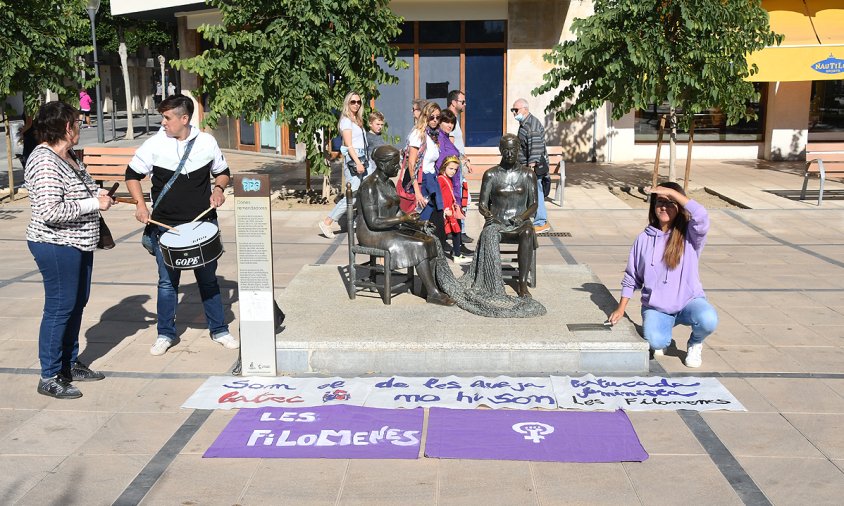 Les tres representants de les Filomenes, ahir, al costat de l'estàtua de les Remendadores