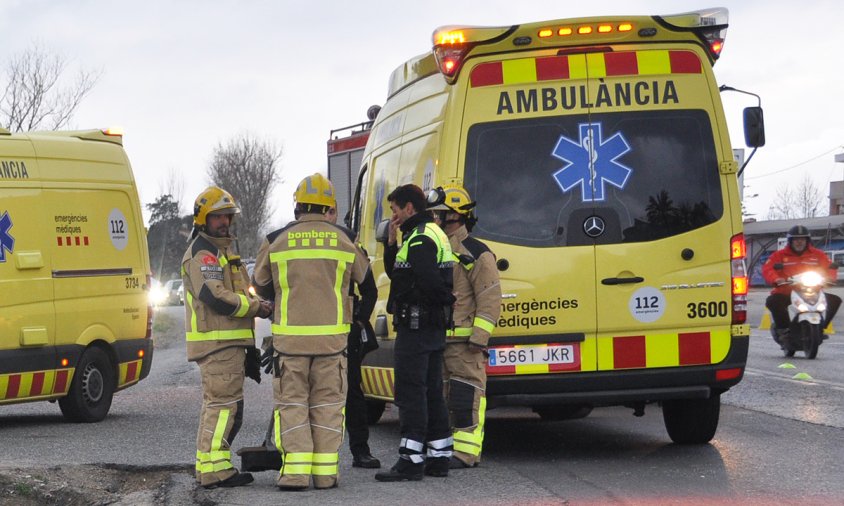 Bombers, serveis mèdics i policia en un accident a la N-340, en una imatge d'arxiu