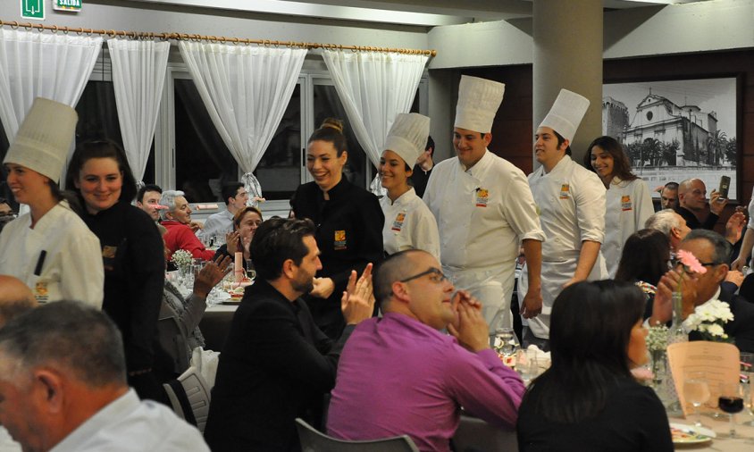 Imatge d'arxiu d'un sopar elaborat i servit pels alumnes de l'Escola d'Hoteleria, l'abril de l'any passat