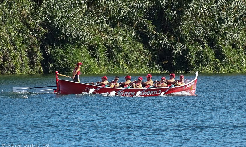 L'equip veterà masculí del Club Rem Cambrils en un moment de la regata pel riu Ebre