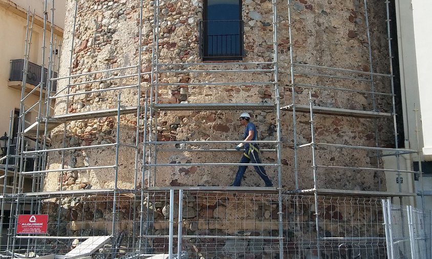 Imatge de les obres de restauració que s'han iniciat a la Torre del Port