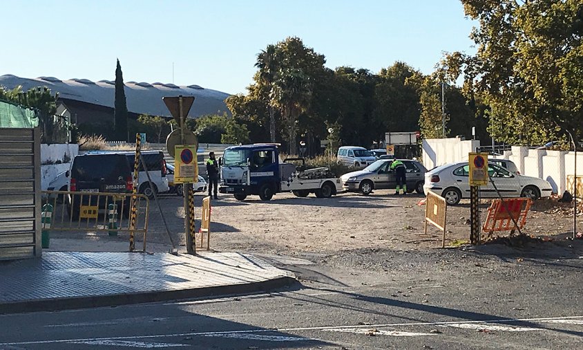 Aquest matí es retiraven els vehicles d'un dels pàrquings contigus a la zona de les obres