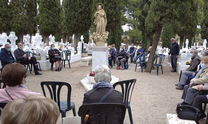 Unes 60 persones es van aplegar al cementiri parroquial, aquest passat dimarts a la tarda, per resar el rosari amb motiu del dia dels Difunts