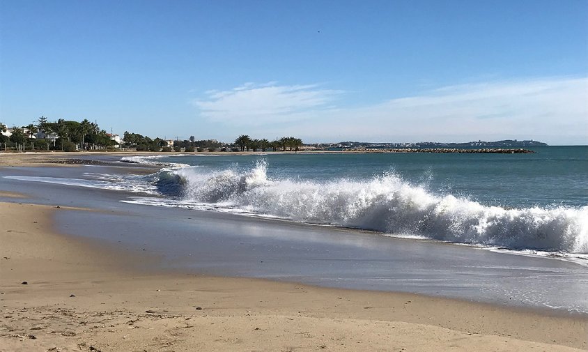 Onatge sobre el litoral cambrilenc de ponent, ahir al matí