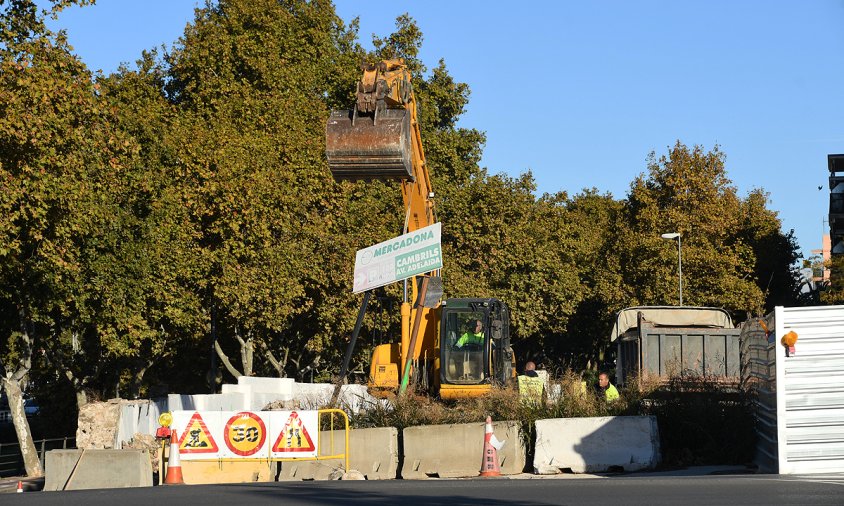 Una màquina retira el cartell del pàrquing del Mercadona, a la zona de les obres, aquest matí