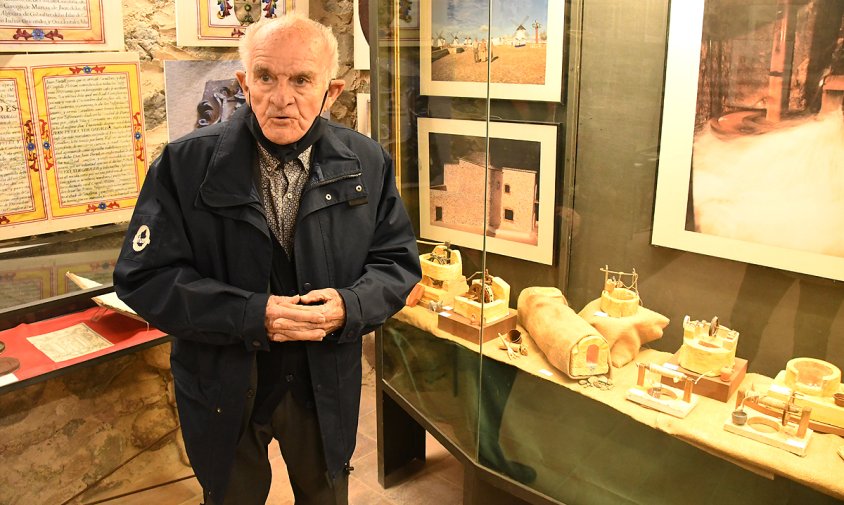 Josep M. Recasens, al costat de les seves maquetes hidràuliques