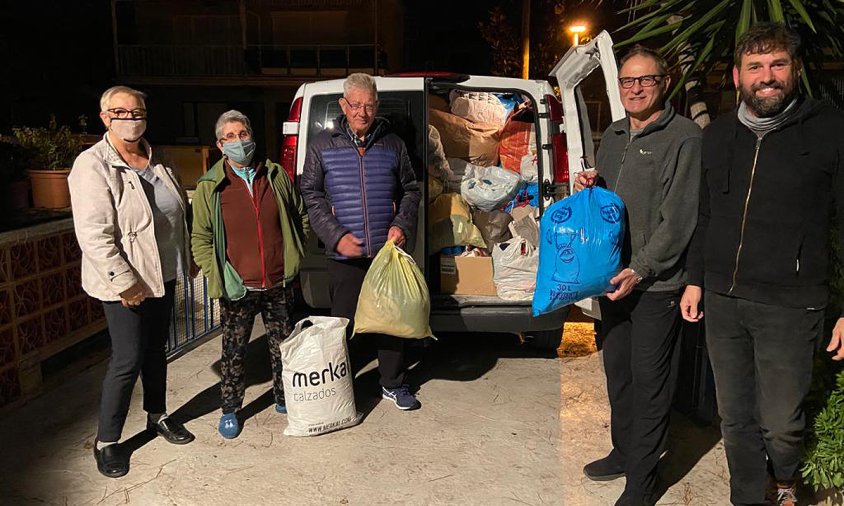 Grup de voluntaris que han col·laborat en la recollida de roba i material