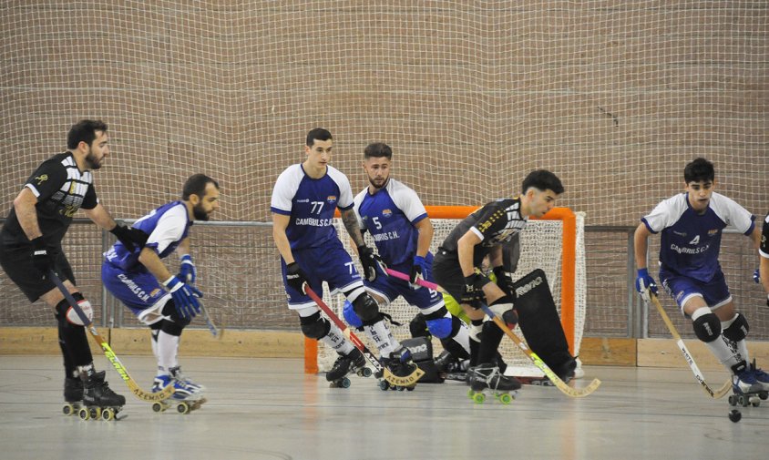 Un moment del partit entre el Cambrils CH i el CP Riudoms