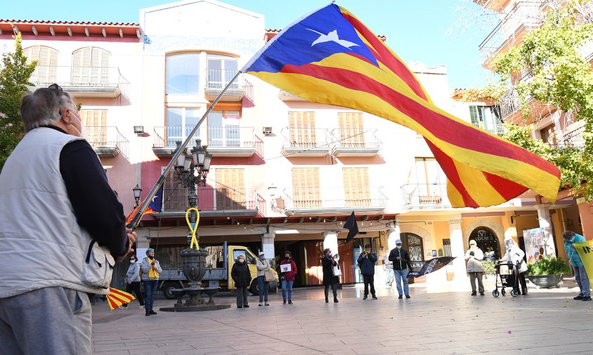 Les Àvies i Avis, ahir, a la concentració de la plaça de la Vila