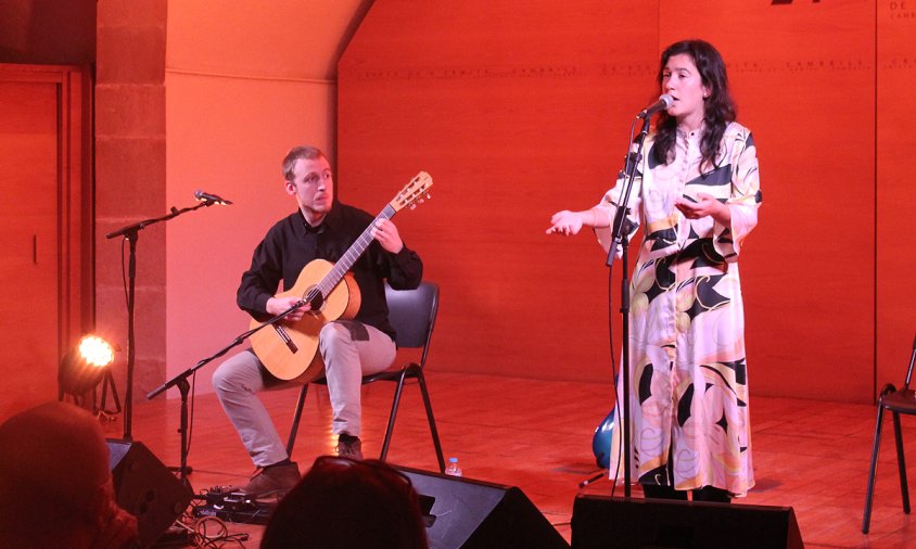 Lia Sampai, acompanyada d'Adrià Pagès a la guitarra, ahir, a l'escenari de la Cripta de l'Ermita