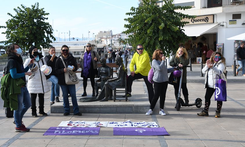 La concentració de les Filomenes es va fer al costat de les estàtues de les Remendadores