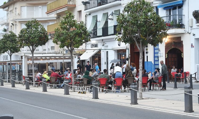 Imatge d'arxiu d'unes terrasses amb gent, al port de Cambrils