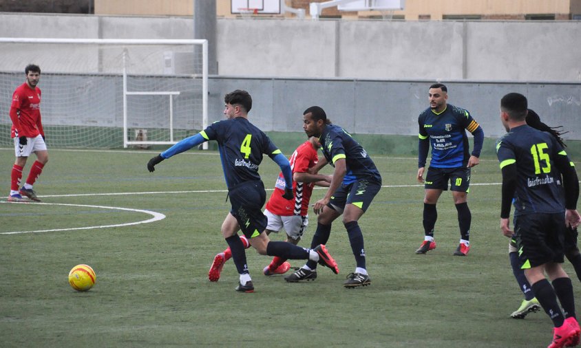 Un moment del partit entre el Marina Cambrils i el Salou, el passat dissabte a la tarda