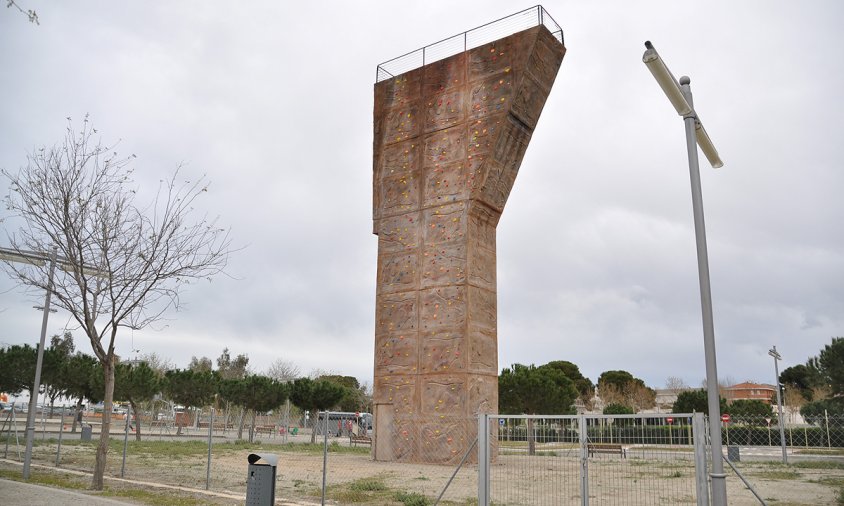 Imatge del rocòdrom situat a la zona esportiva del parc del Pinaret