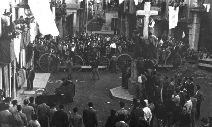 Vaquetes a la plaça de la Vila en les festes del centenari de la definició dogmàtica de la Immaculada concepció / Any 1954