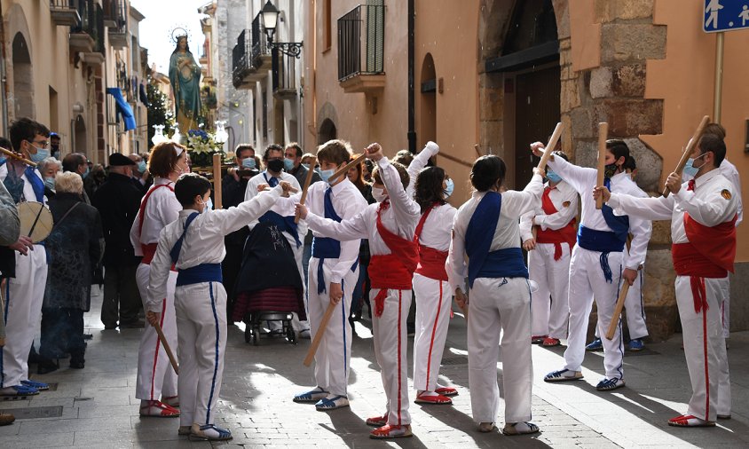 Un moment de la professó de la Puríssima al pas pel carrer del Cardenal Vidal i Barraquer en el moment que van caure quatre gotes