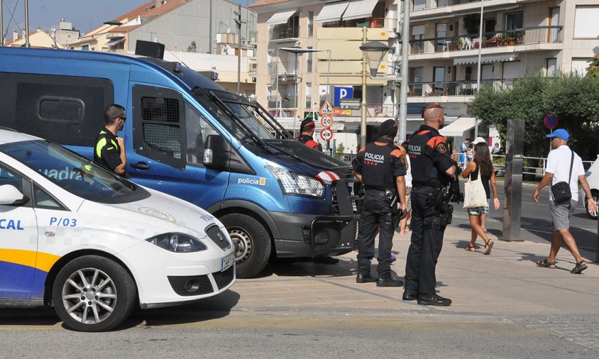 Imatge dels cossos de seguretat davant del Club Nàutic, l'endemà de l'atemptat, el passat mes d'agost