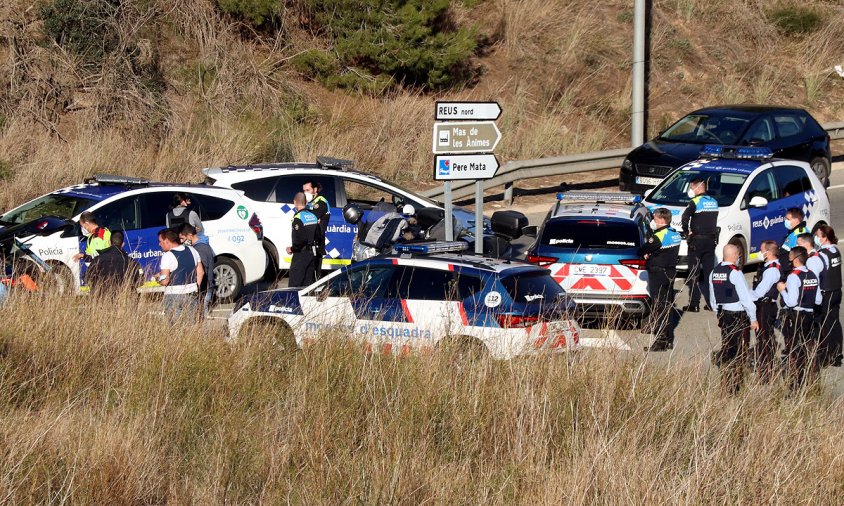 Imatge de la rotonda de la T-11 a Maspujols, tallada pels Mossos aquesta tarda durant l'operació policial