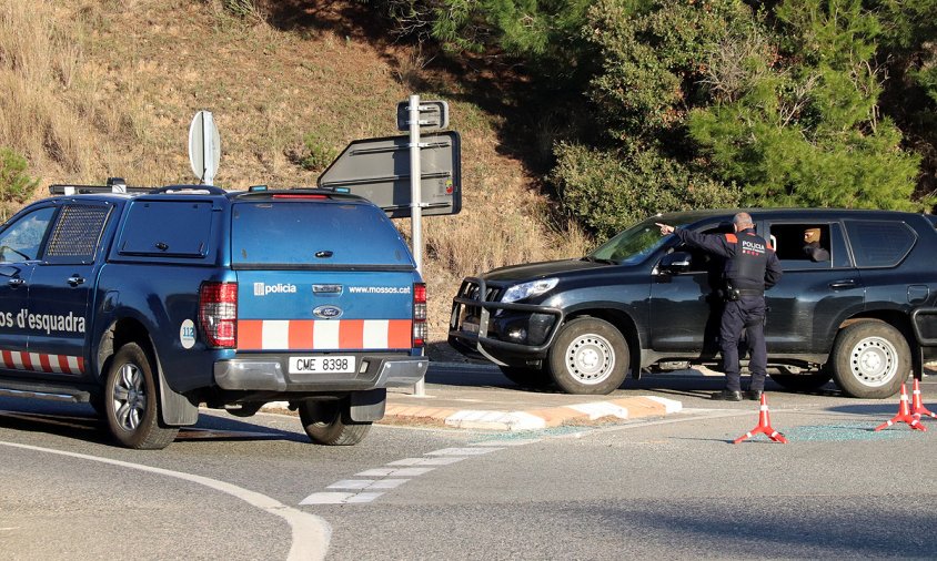 Imatge de dos vehicles dels Mossos i el GEI en una rotonda propera a la casa on es va atrinxerar, ahir a la tarda, l'exvigilant de seguretat