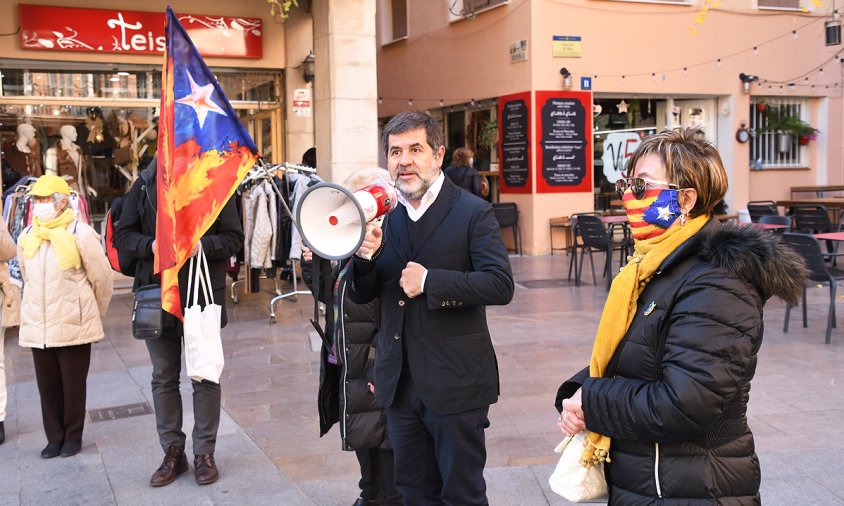 Jordi Sànchez, ahir a la plaça de la Vila, en un moment del seu parlament a la concentració de les Àvies i Avis