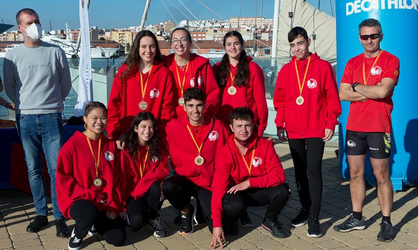 L'equip juvenil amb la medalla de bronze